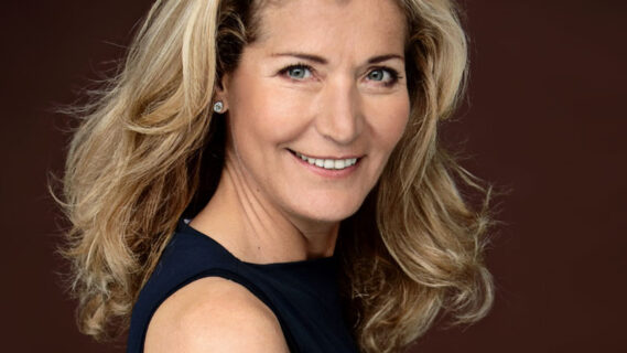 Meraner-Festspiele-2026_Christine_Mayn-als-Donatella Meraner-Festspiele-2026_Christine_Mayn-als-Donatella